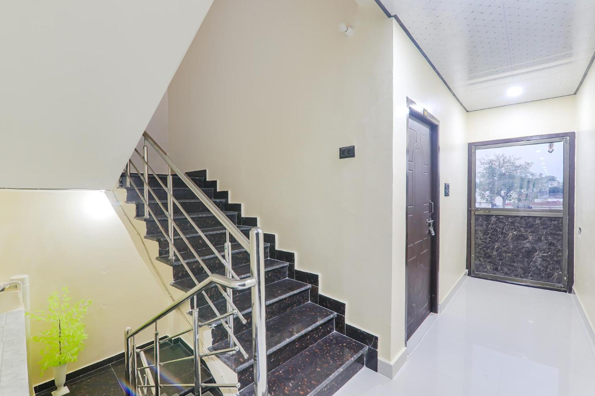 Fabexpress Awadh Inn - 400M From Shri Ram Janam Bhumi Ayodhya 外观 照片